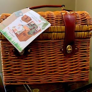 Selling brand new Botanical Napa picnic basket 🤎